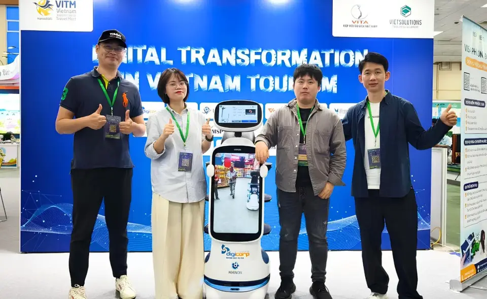 Đội ngũ Digicorp Robotics cùng robot dịch vụ tại triển lãm Digital Transformation in Vietnam Tourism